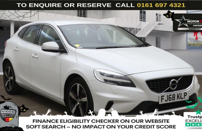 Used 2018 WHITE VOLVO V40 for sale in Manchester