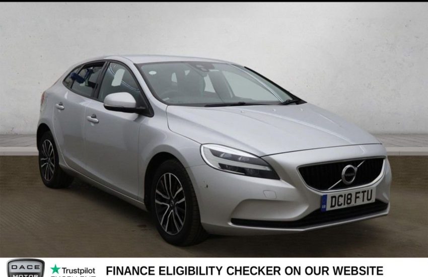 Used 2018 SILVER VOLVO V40 for sale in Manchester