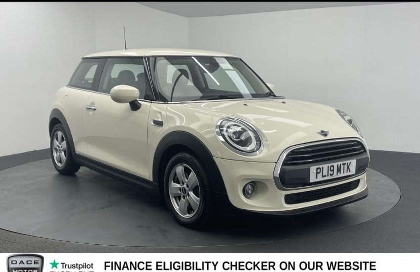 Used 2019 WHITE MINI HATCH for sale in Manchester